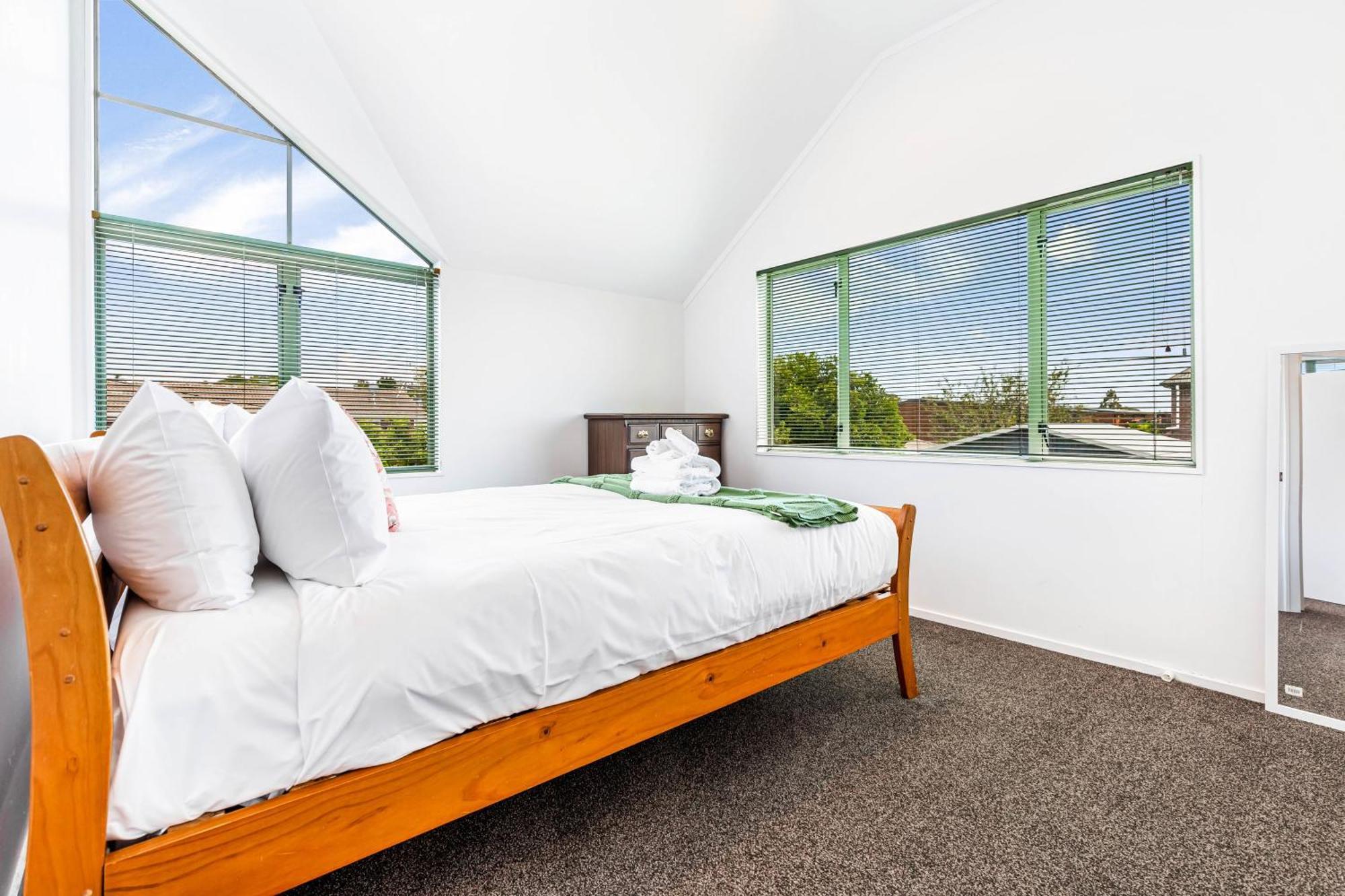 Private And Sunny 3-Bedroom Home With Parking Auckland Kültér fotó
